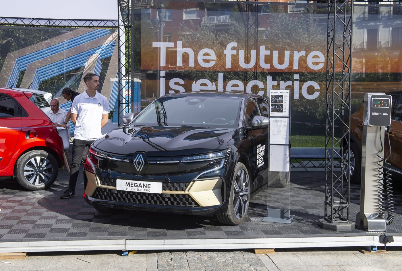 Comienza la 8ª Feria VEM 2023 en la plaza de Colón de Madrid donde se pueden ver y probar vehículos eléctricos