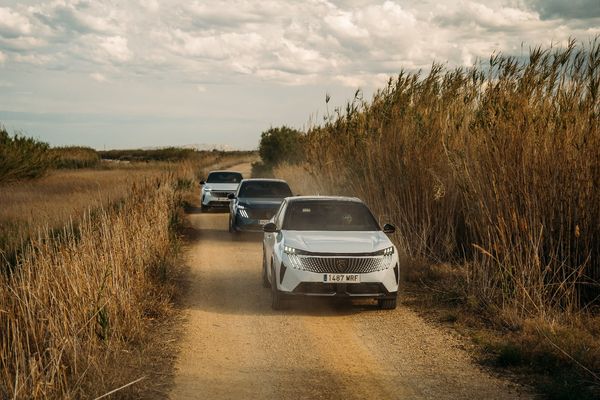 Adiós al mito de la falta de autonomía en un coche eléctrico: objetivo ir a la playa sin recargar un Peugeot E -3008 conseguido