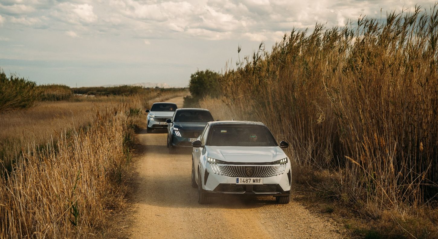 Adiós al mito de la falta de autonomía en un coche eléctrico: objetivo ir a la playa sin recargar un Peugeot E -3008 conseguido