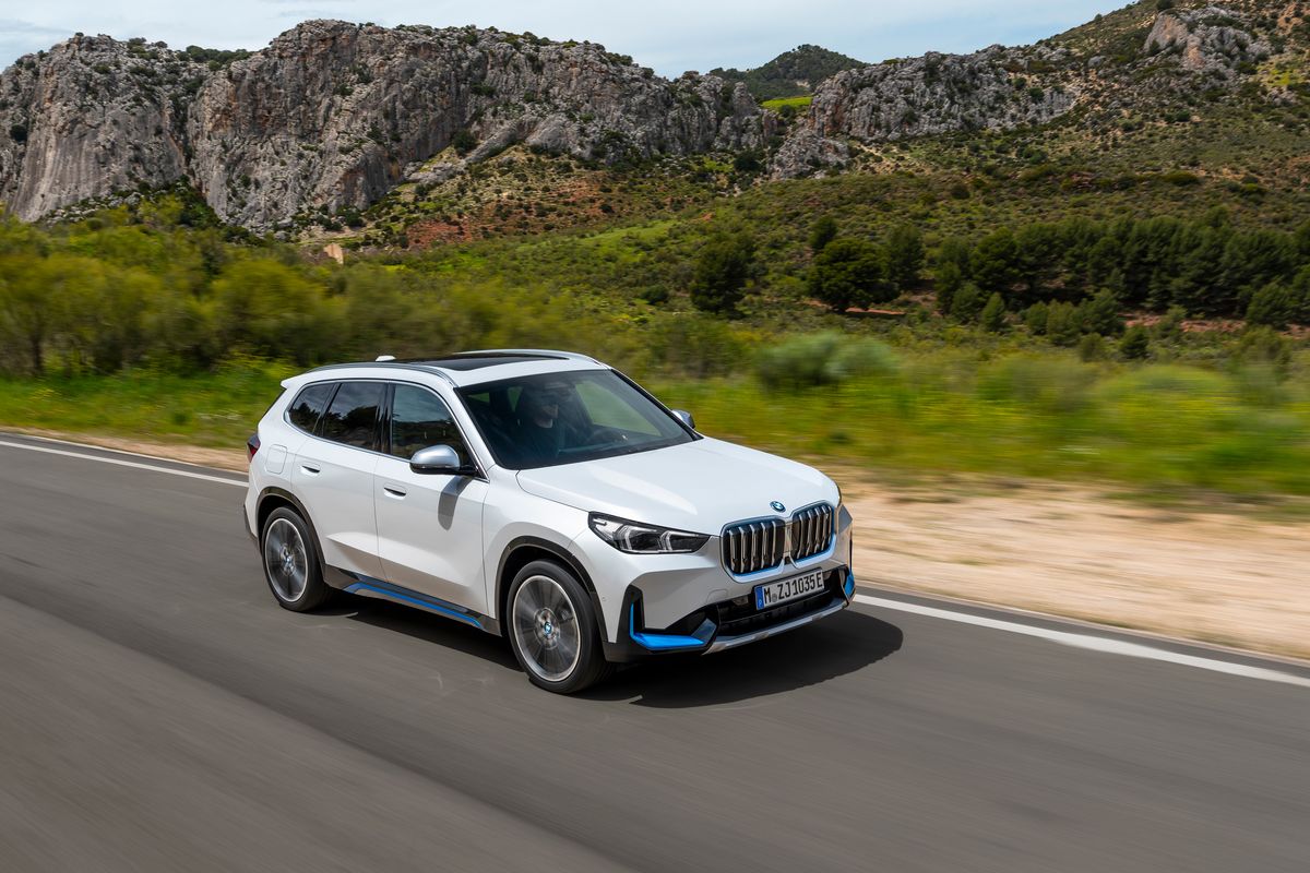 BMW pone al mismo precio tanto una versión híbrida del X1 como la totalmente eléctrica iX1