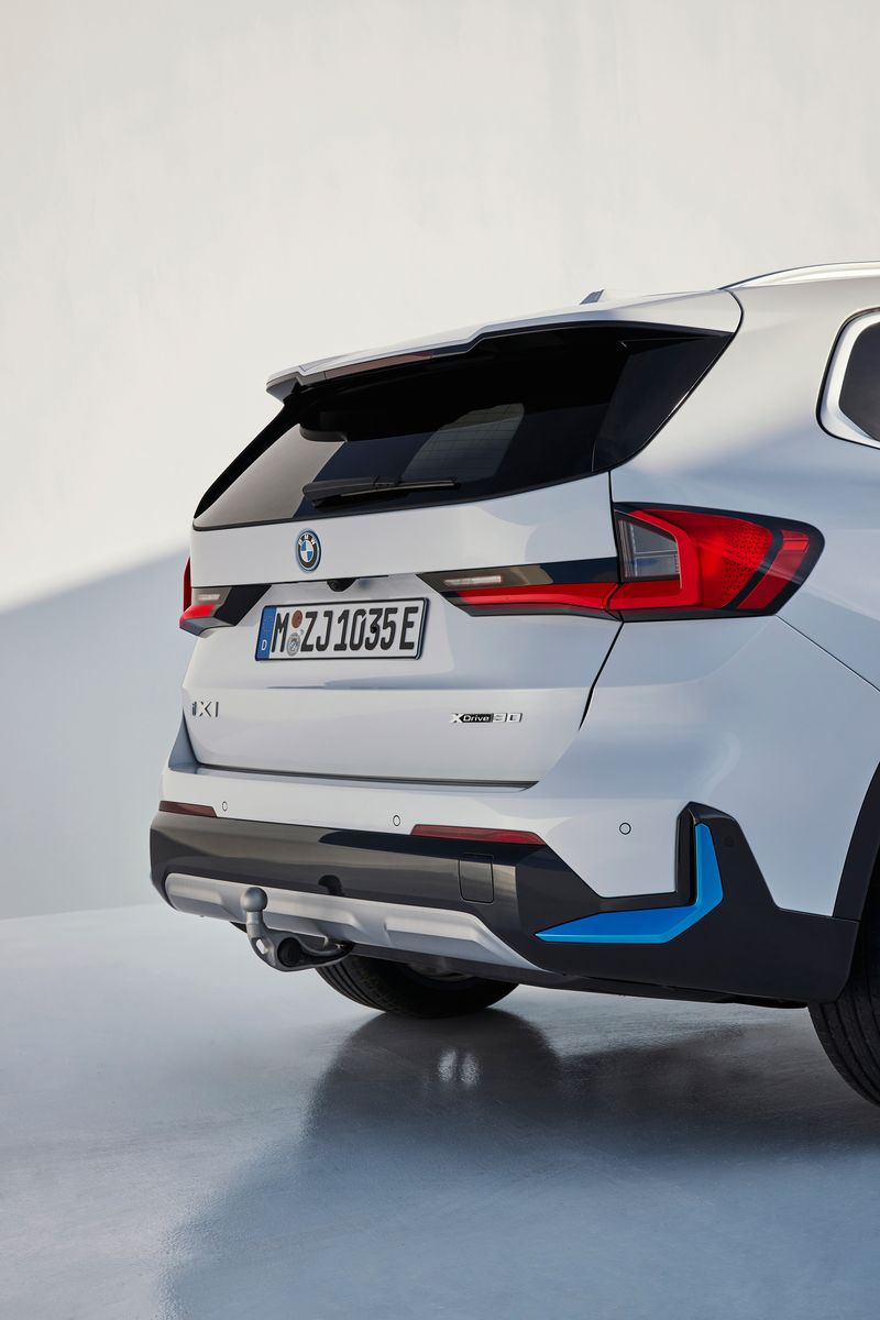 Ya no hay excusa, BMW pone al mismo precio tanto una versión híbrida del X1 como la totalmente eléctrica iX1, por 54.000 euros