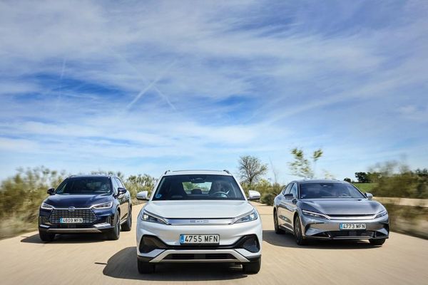 Llega a España BYD, una nueva marca de coches eléctricos con tres modelos muy interesantes y desde 41.400 euros