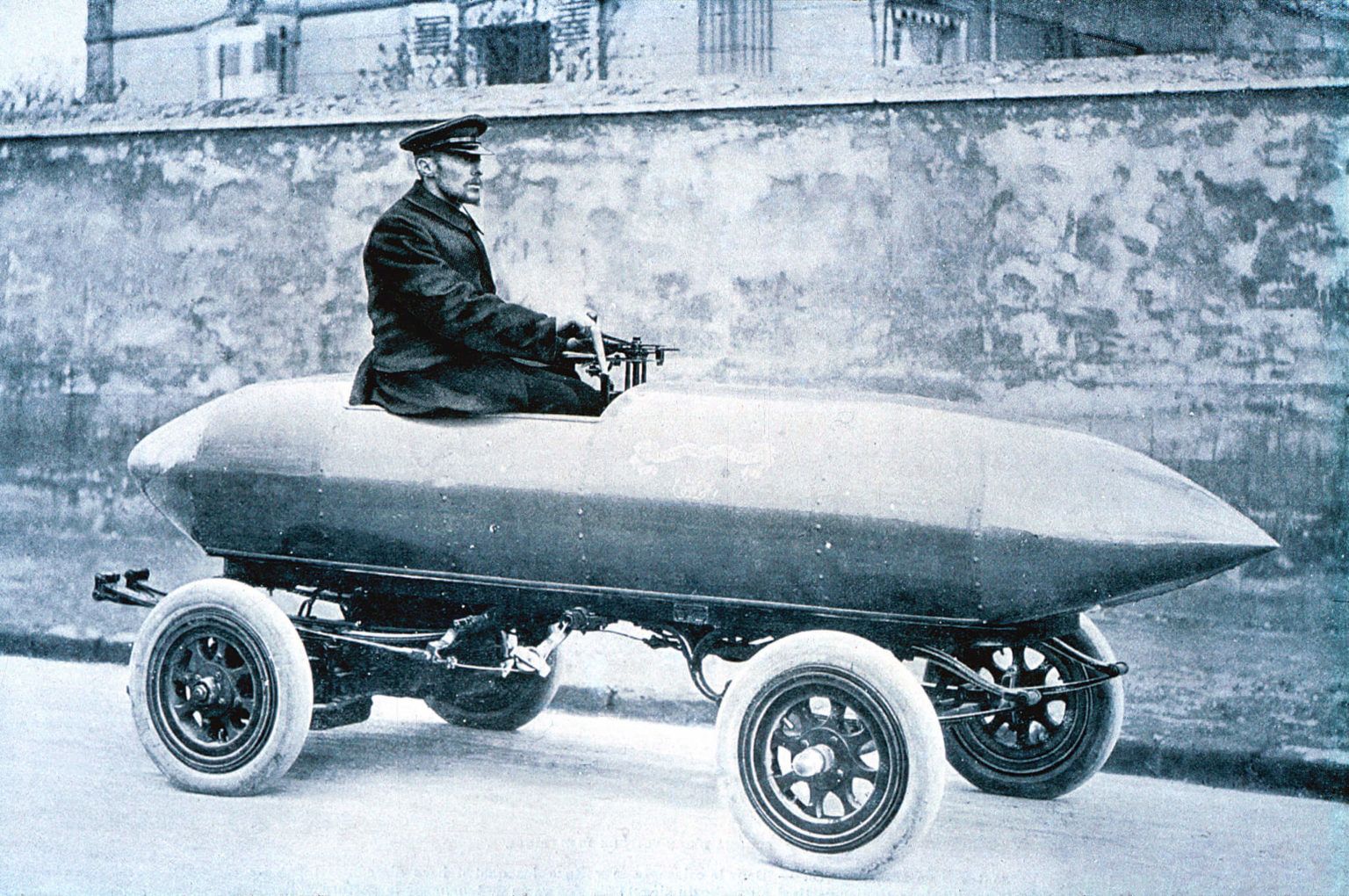 ¿Sabías que en 1899 un vehículo con dos motores eléctricos y 68 CV batió en París un récord de velocidad alcanzando los 105,88 km/h?