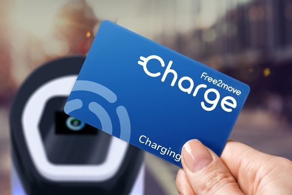 La propuesta de Free2move Charge de Stellantis plantea la carga de vehículos eléctricos en solo 3 clics y desde cualquier punto