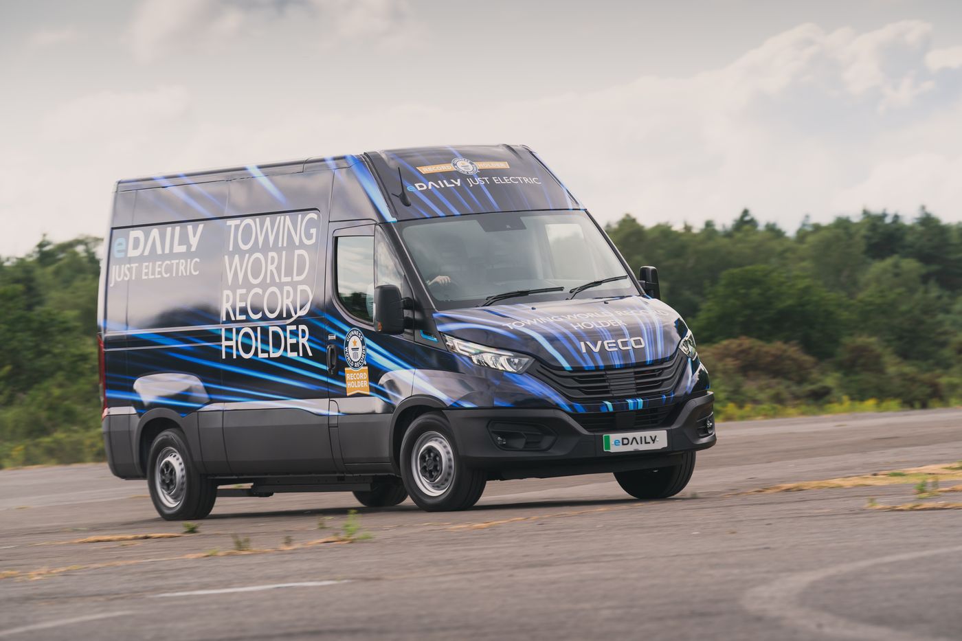 Sabías que un vehículo eléctrico de 140 kW ha entrado en el Libro Récord de los Guinness por remolcar más de 153 toneladas de peso Se trata de un Iveco eDaily