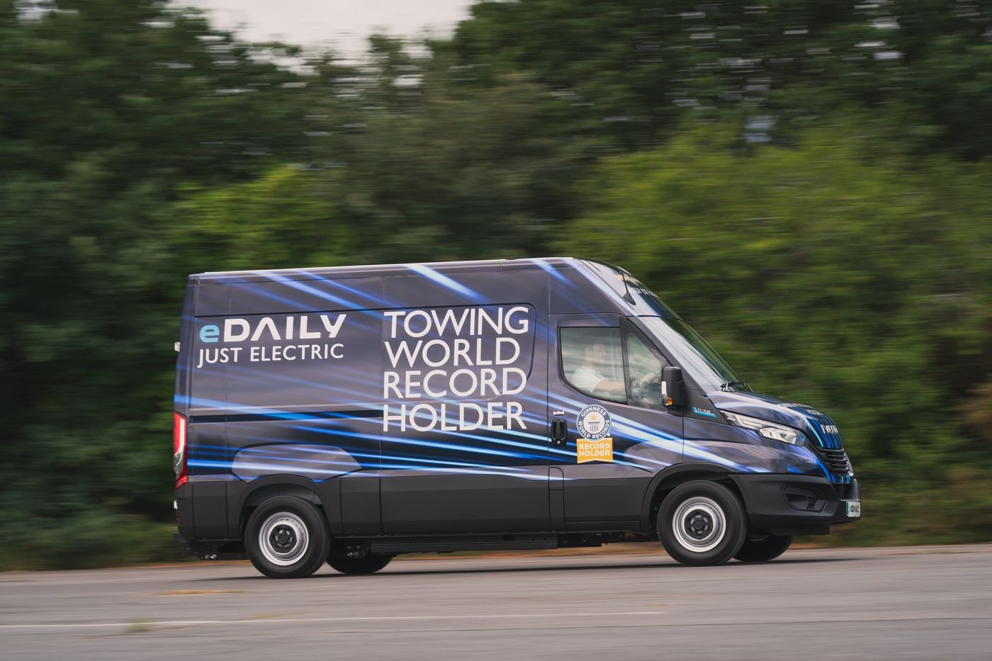 ¿Sabías que un vehículo eléctrico de 140 kW ha entrado en el Libro Récord de los Guinness por remolcar más de 153 toneladas de peso? Se trata de un Iveco eDaily