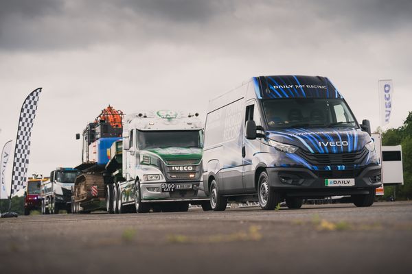 ¿Sabías que un vehículo eléctrico de 140 kW ha entrado en el Libro Récord de los Guinness por remolcar más de 153 toneladas de peso? Se trata de un Iveco eDaily