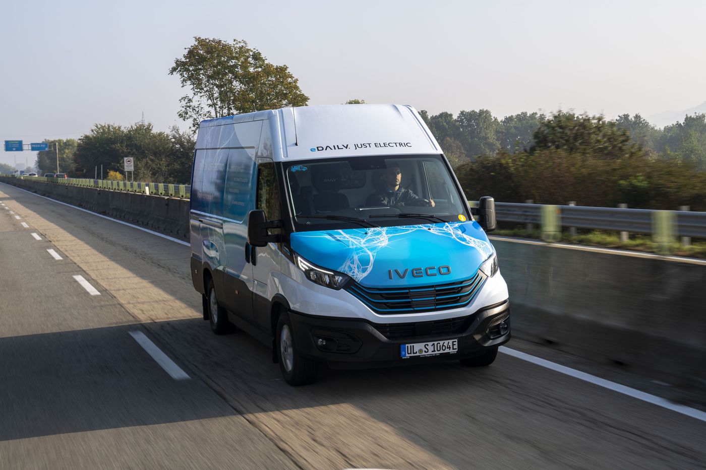 Iveco lanza al mercado la eDaily, el primer comercial eléctrico con una capacidad de carga y remolque récord