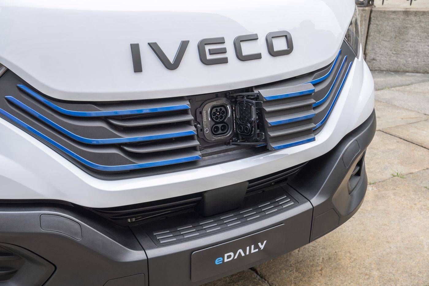 Iveco lanza al mercado la eDaily, el primer comercial eléctrico con una capacidad de carga y remolque récord