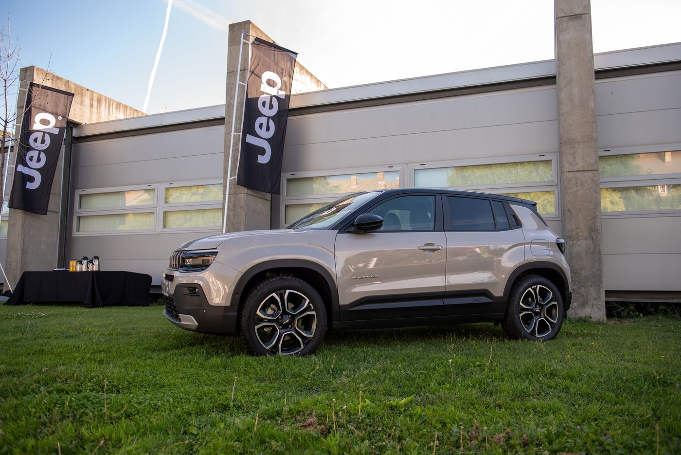 Jeep alcanza los 100.000 pedidos del Avenger, un B-SUV con versión híbrida y eléctrica que también puedes encontrar de ocasión en www.carblue.es