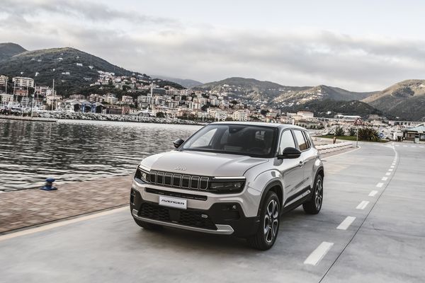 Jeep alcanza los 100.000 pedidos del Avenger, un B-SUV con versión híbrida y eléctrica que también puedes encontrar de ocasión en www.carblue.es