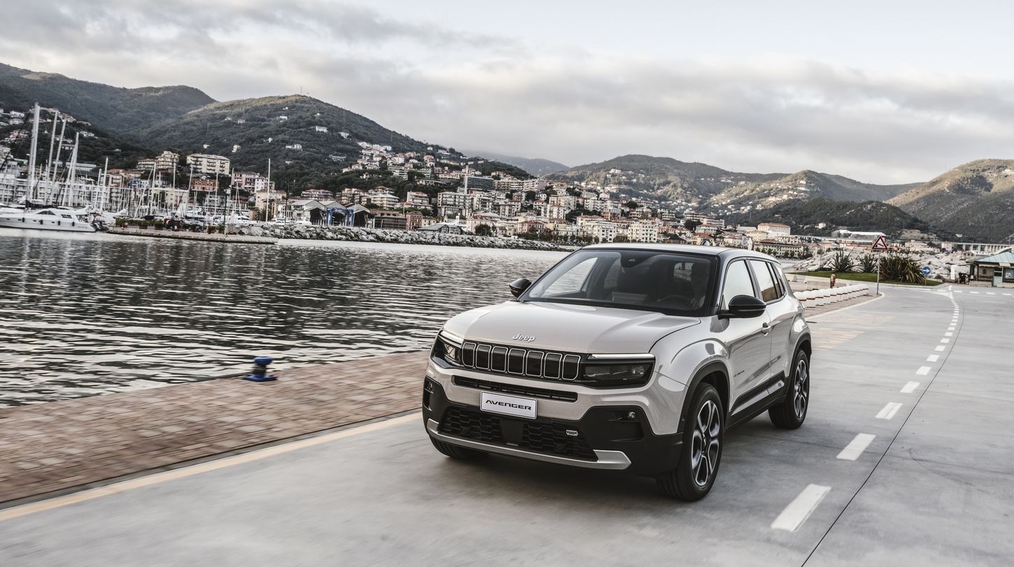 Jeep alcanza los 100.000 pedidos del Avenger, un B-SUV con versión híbrida y eléctrica que también puedes encontrar de ocasión en www.carblue.es