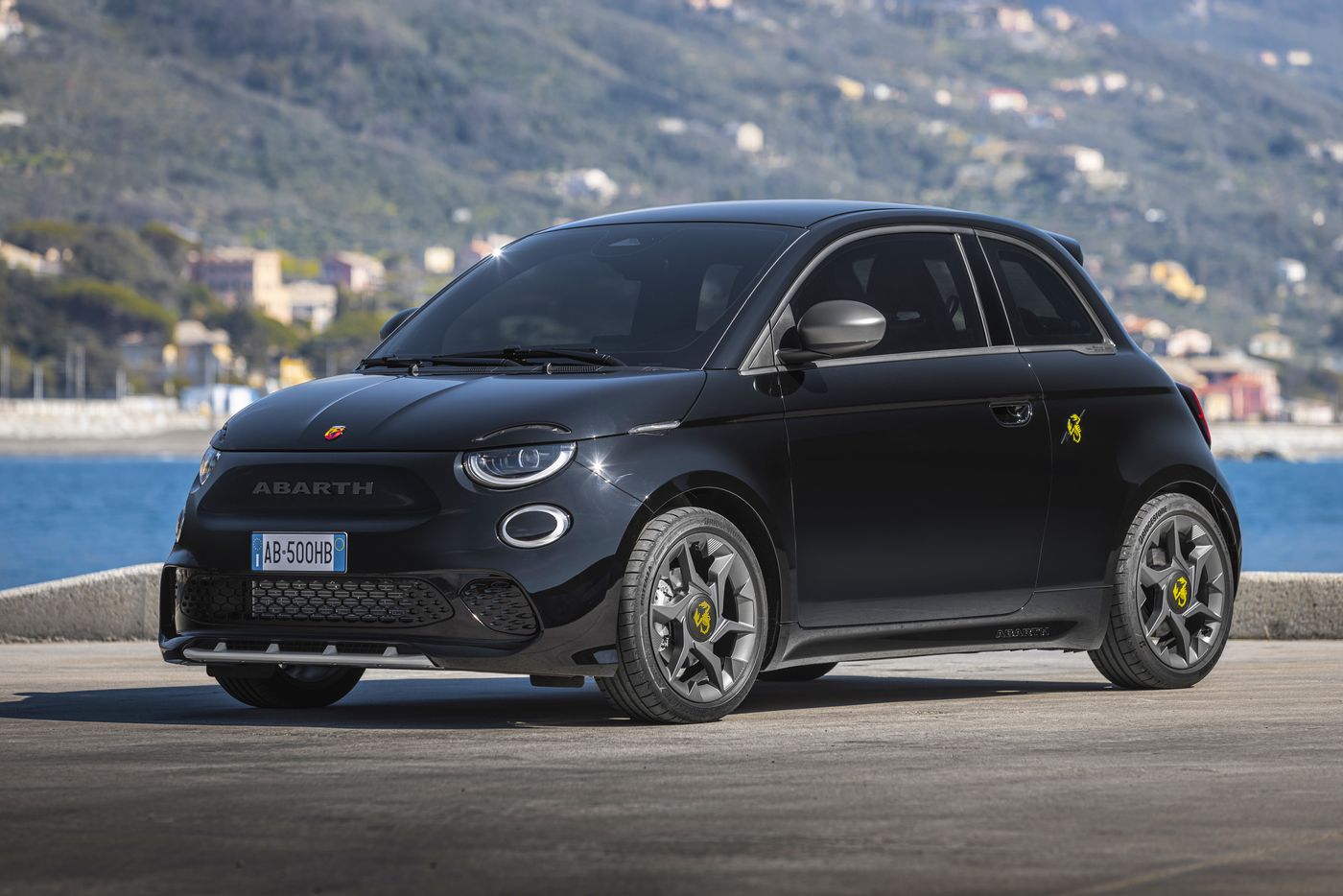 La familia Abarth eléctrica crece con los modelos 500e y 500e Turismo, disponibles tanto en carrocería hatchback como cabrio