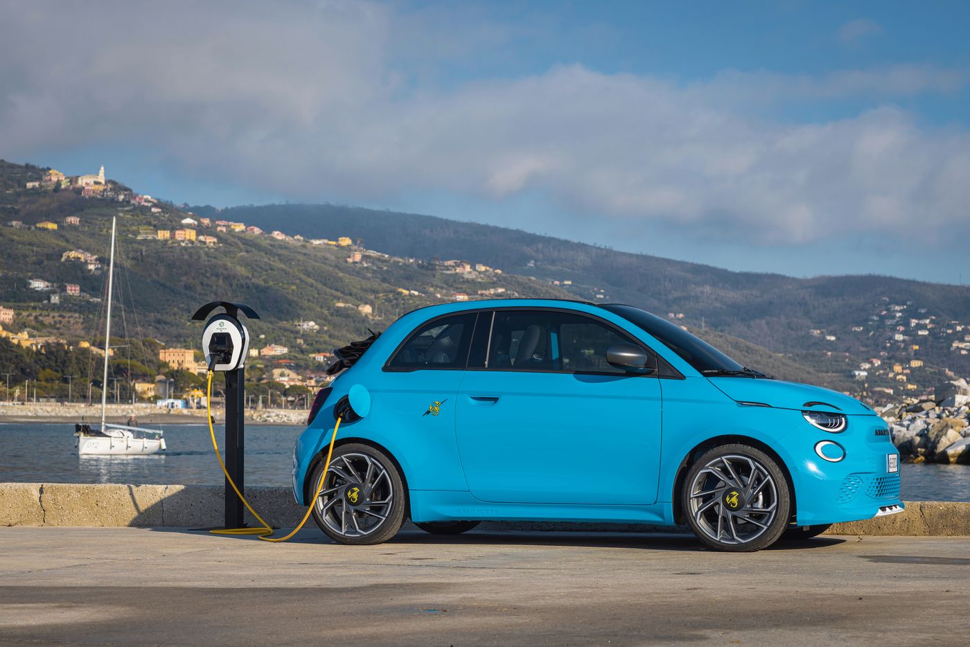 La familia Abarth eléctrica crece con los modelos 500e y 500e Turismo, disponibles tanto en carrocería hatchback como cabrio