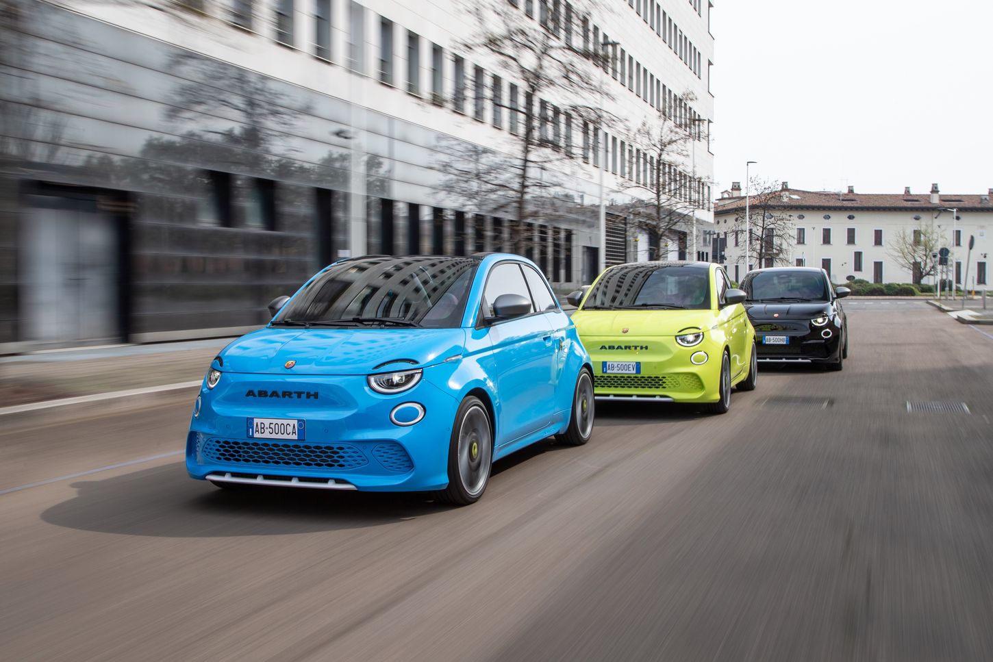 La familia Abarth eléctrica crece con los modelos 500e y 500e Turismo, disponibles tanto en carrocería hatchback como cabrio