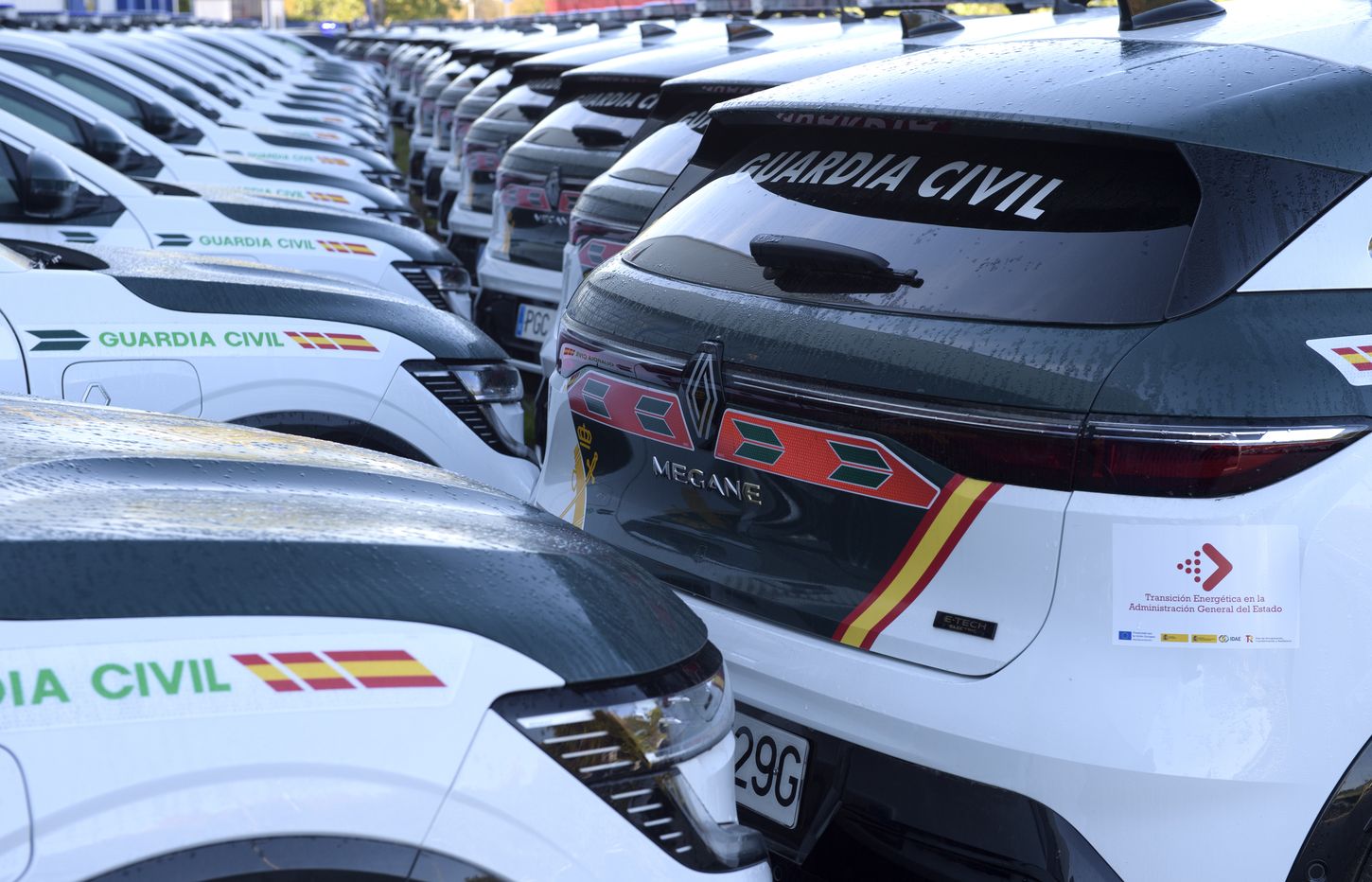 La Guardia Civil suma y sigue e incorpora 118 coches 100% eléctricos Renault Megane E-Tech a su flota como parte del plan de transición energética