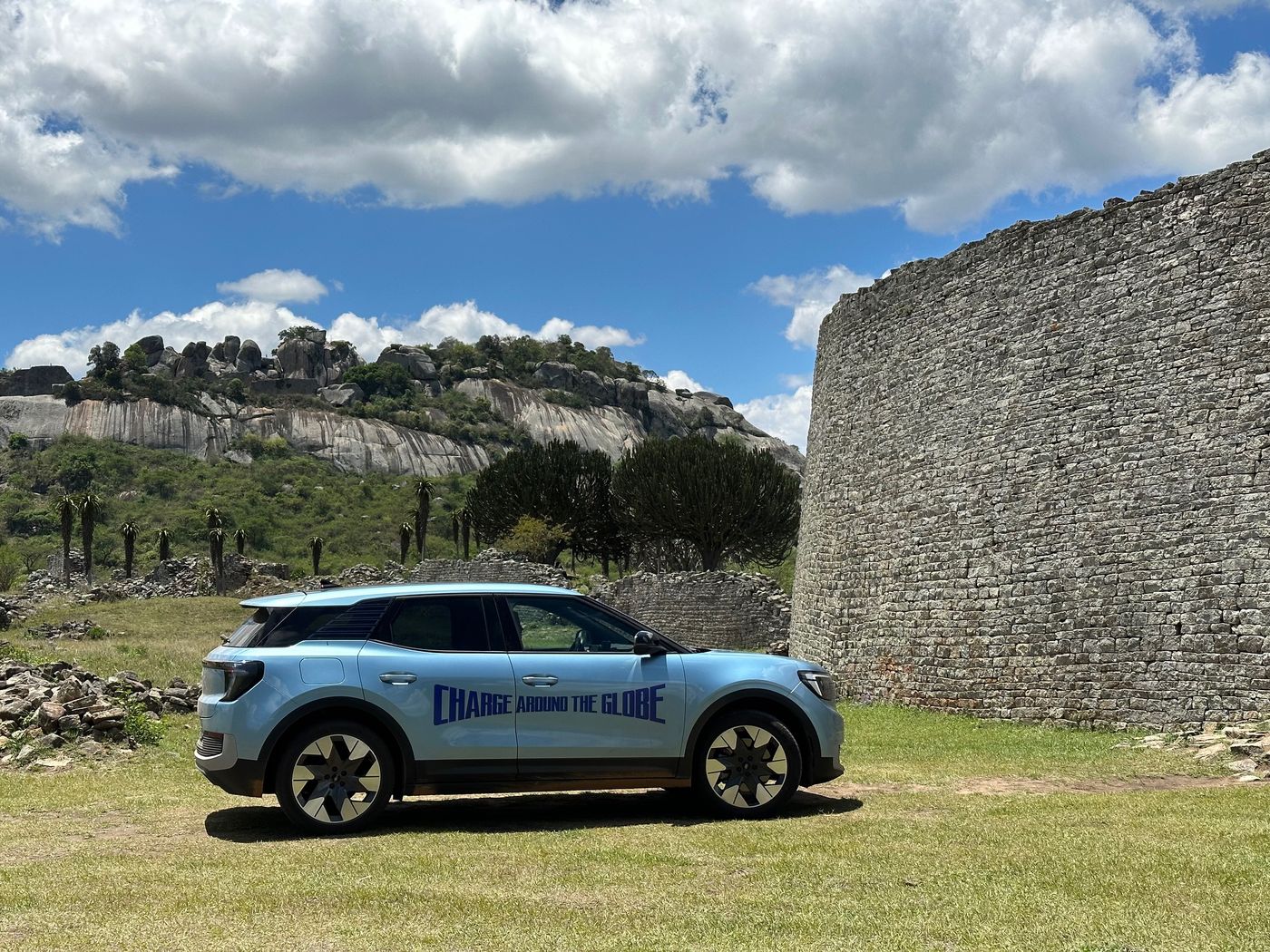 La vuelta al mundo en un Ford Explorer eléctrico, más de 29.000 kilómetros en 90 días con LexieAlford, ¡sí se puede!