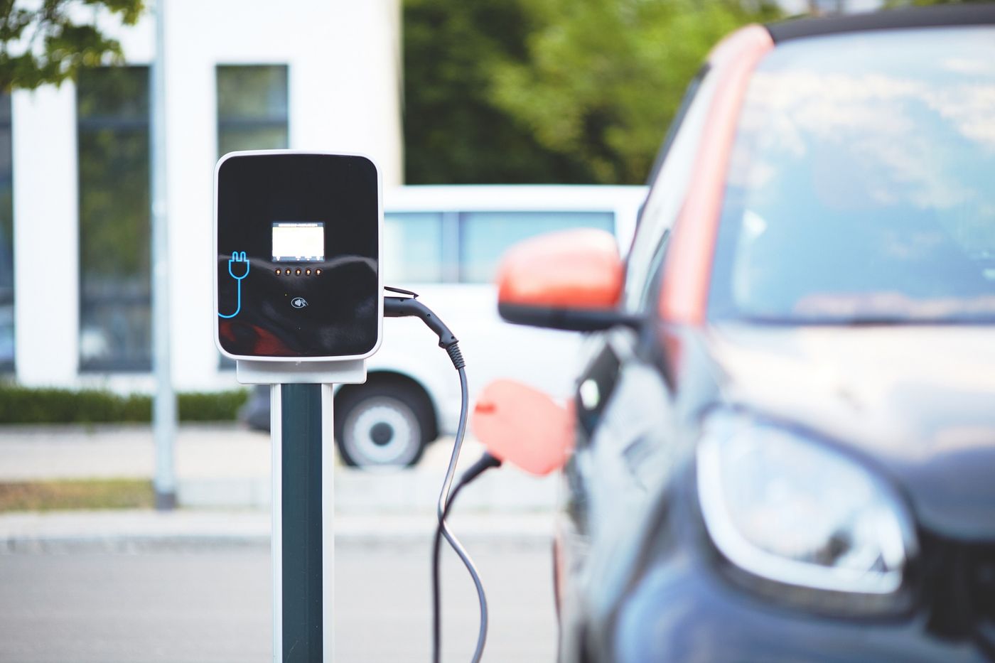 Más de la mitad de los conductores en España cree firmemente en el coche eléctrico como presente y futuro a pesar de todas las dudas