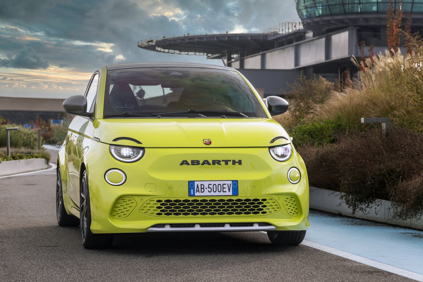 Abarth 500e, o la alternativa de la marca del Escorpión a su gama de motores de combustión