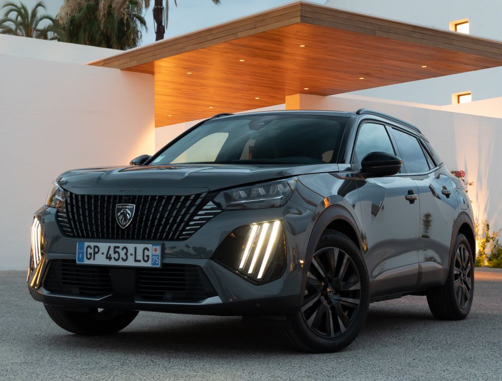 Peugeot 2008, una puesta al día y un nuevo motor eléctrico en la gama de 156 caballos y 406 kilómetros de autonomía