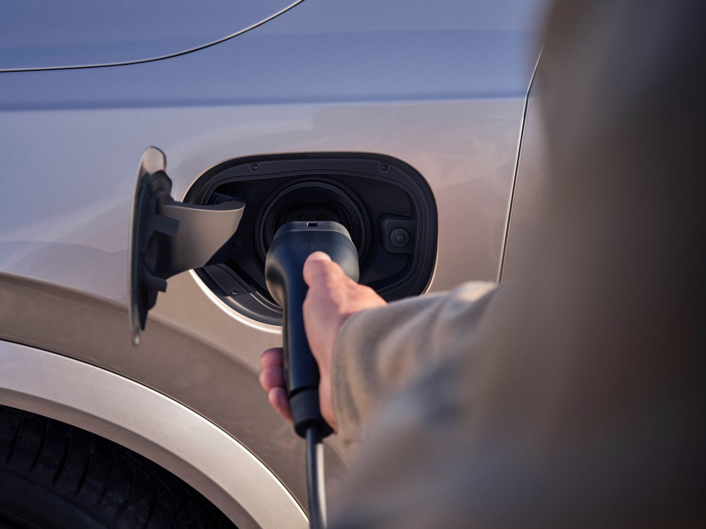 ¿Por qué un híbrido enchufable contamina menos que un coche similar de gasolina? Descúbrelo aquí y verás cómo te convences