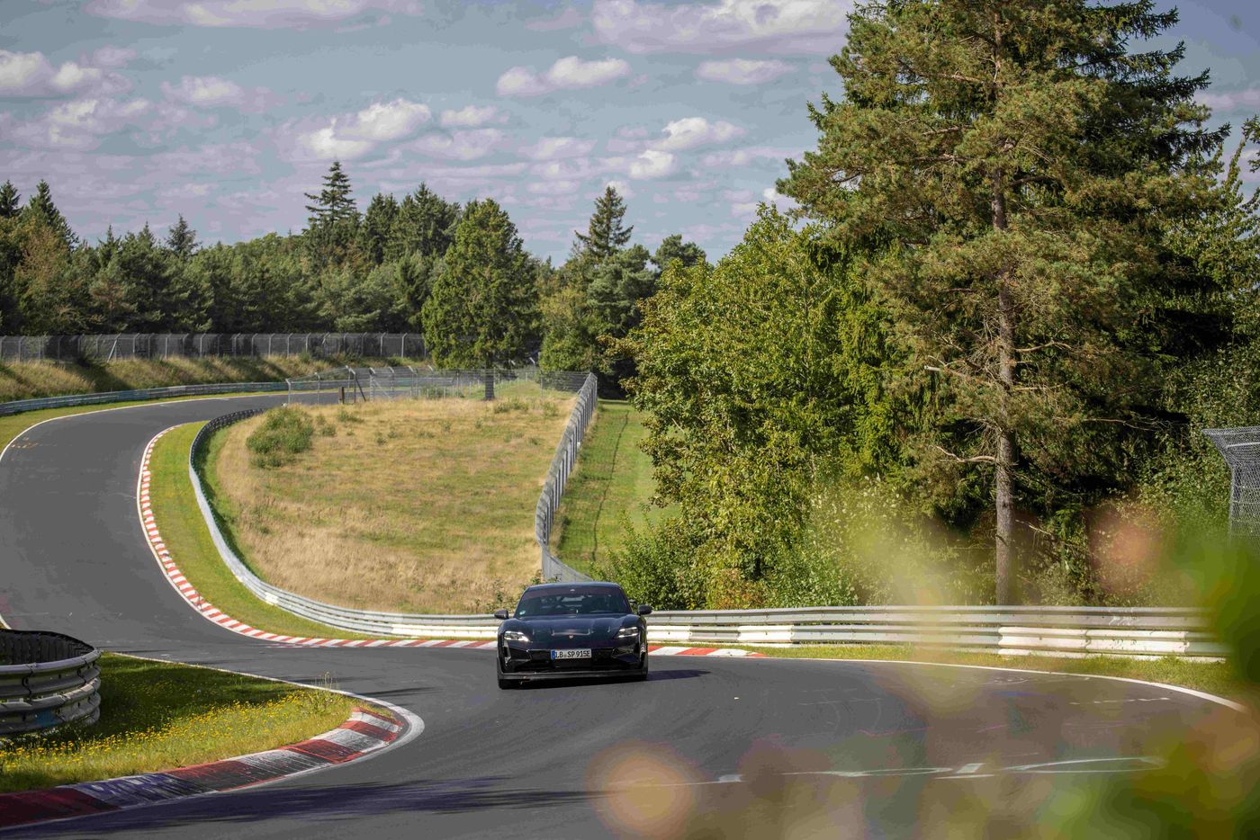 Porsche Taycan, el eléctrico más rápido del mundo en el circuito alemán de Nürburgring con apenas 7 minutos de tiempo