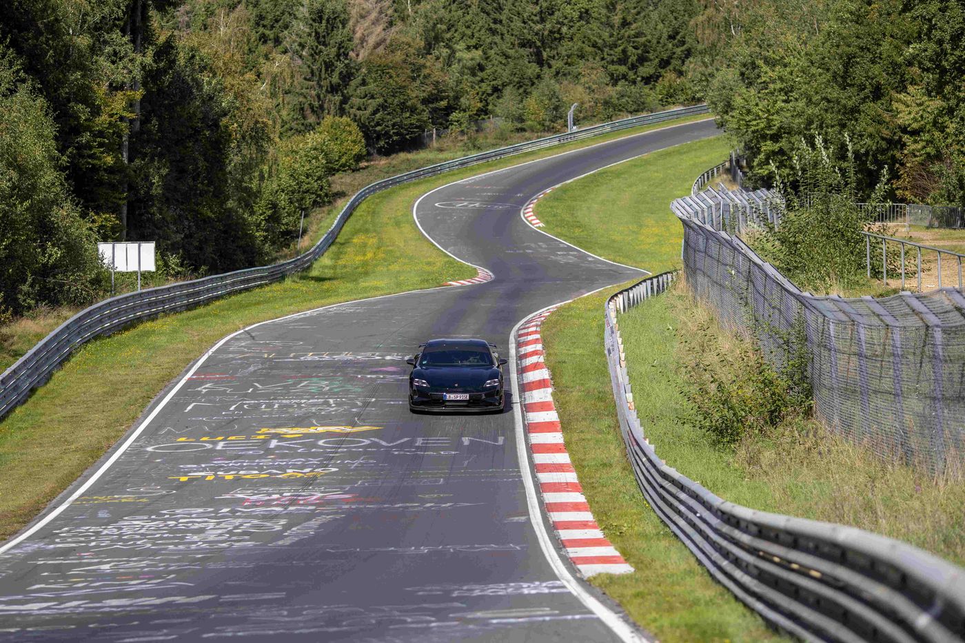 Porsche Taycan, el eléctrico más rápido del mundo en el circuito alemán de Nürburgring con apenas 7 minutos de tiempo