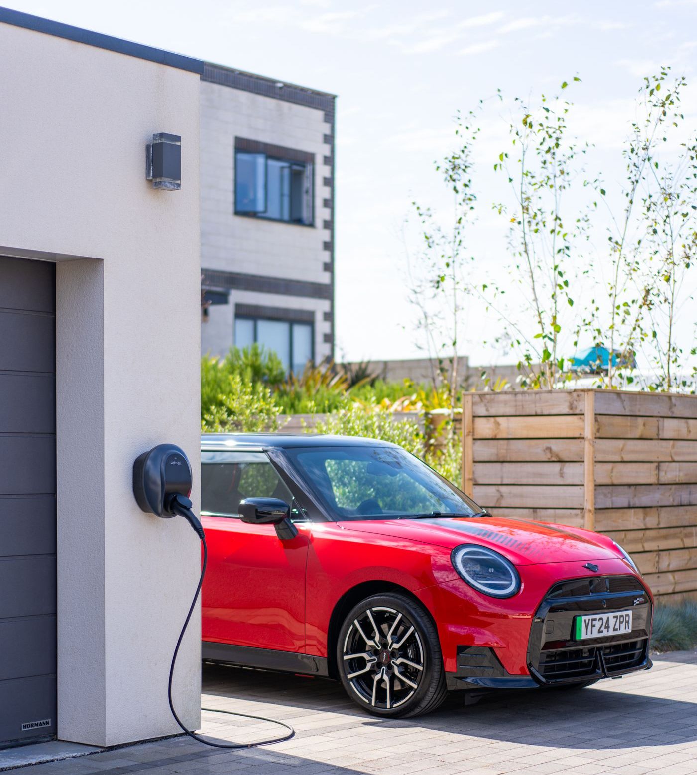 Más cargadores para coches eléctricos, Pod Point se asocia con SeisSolar para lanzar al mercado el Solo 3S, un sistema de carga doméstica con energía solar