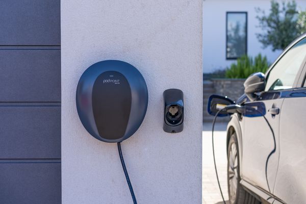 Más cargadores para coches eléctricos, Pod Point se asocia con SeisSolar para lanzar al mercado el Solo 3S, un sistema de carga doméstica con energía solar