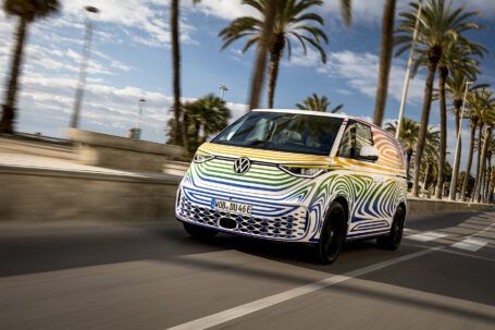 Volkswagen T2 Electric de 1978, un vehículo eléctrico del siglo pasado por una de las grandes marcas que apuestan por la electrificación del automóvil