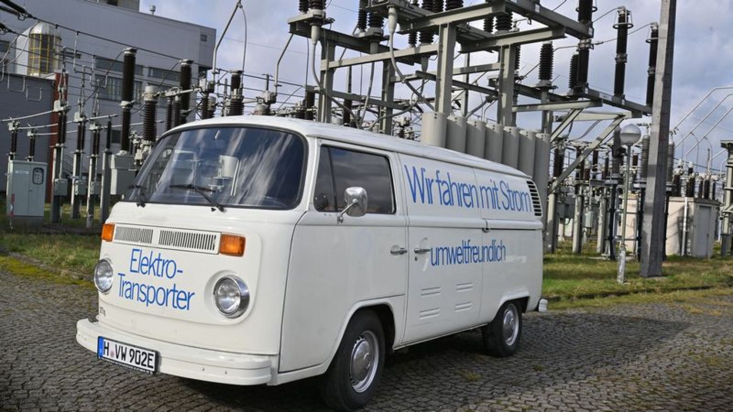 Volkswagen T2 Electric de 1978, un vehículo eléctrico del siglo pasado por una de las grandes marcas que apuestan por la electrificación del automóvil